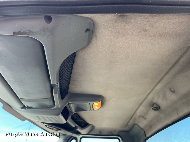 image for item LD9839 2003 International 4300  truck cab and chassis