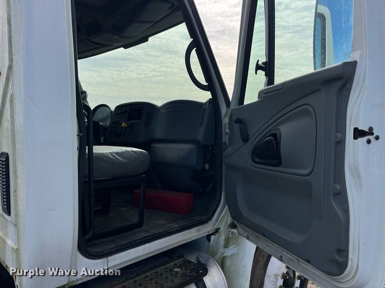 image for item LD9839 2003 International 4300  truck cab and chassis