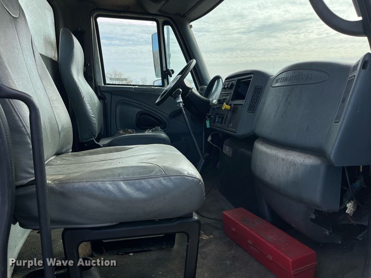 image for item LD9839 2003 International 4300  truck cab and chassis