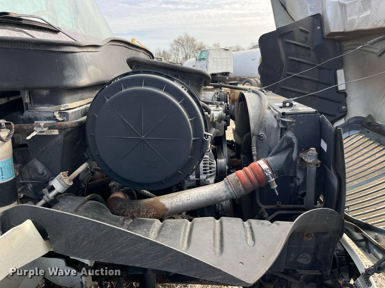 image for item LD9839 2003 International 4300  truck cab and chassis