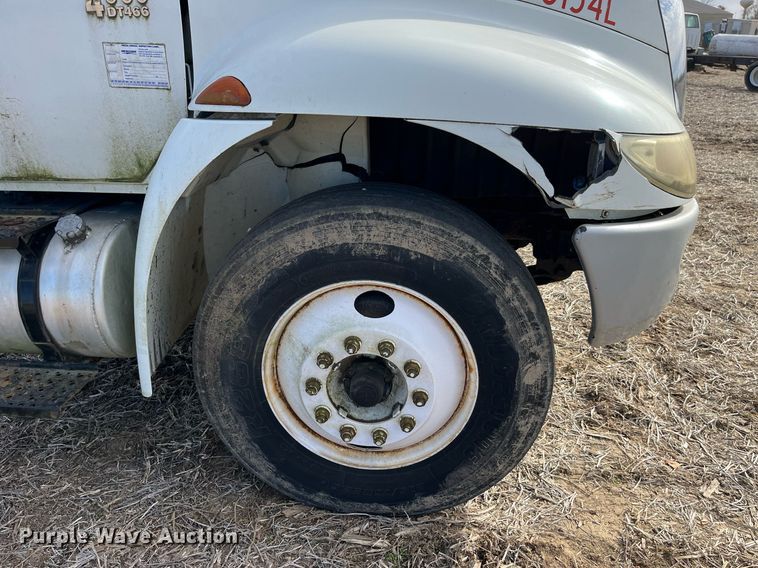 image for item LD9839 2003 International 4300  truck cab and chassis