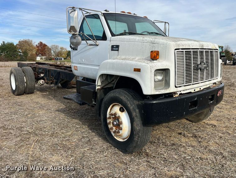 image for item LD9840 1999 Chevrolet C7500  truck cab and chassis