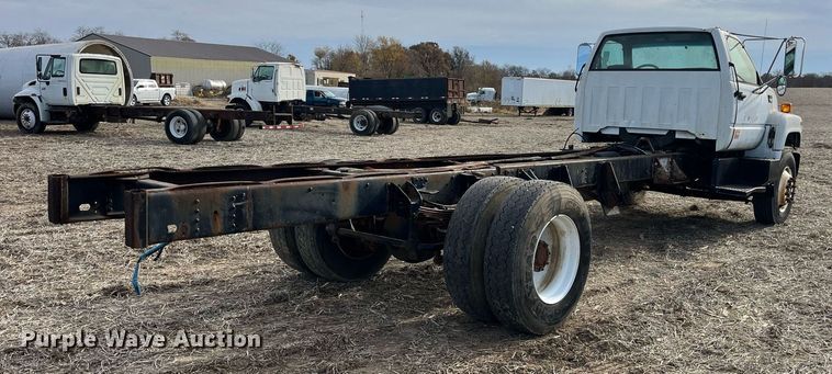 image for item LD9840 1999 Chevrolet C7500  truck cab and chassis