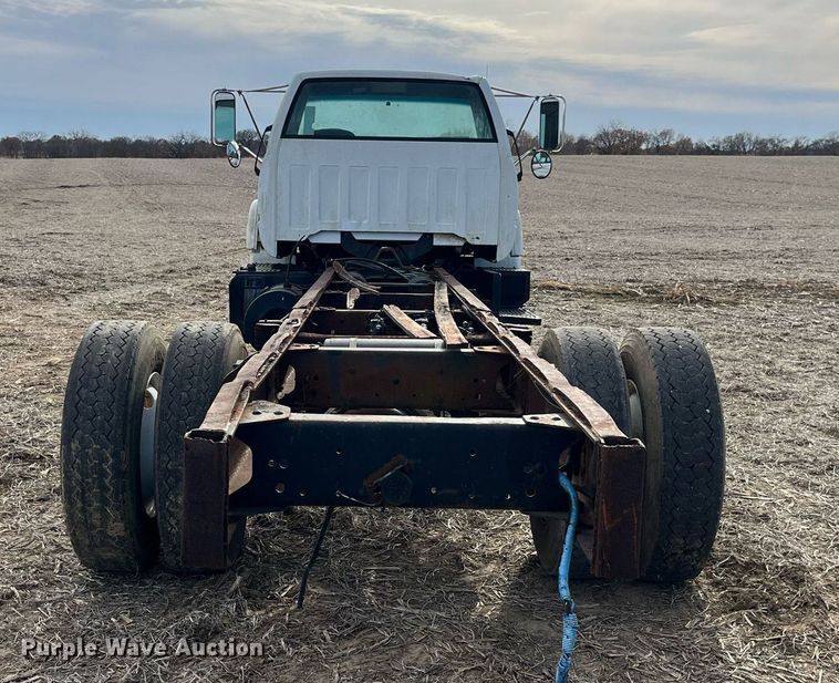 image for item LD9840 1999 Chevrolet C7500  truck cab and chassis