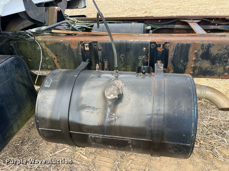 image for item LD9840 1999 Chevrolet C7500  truck cab and chassis