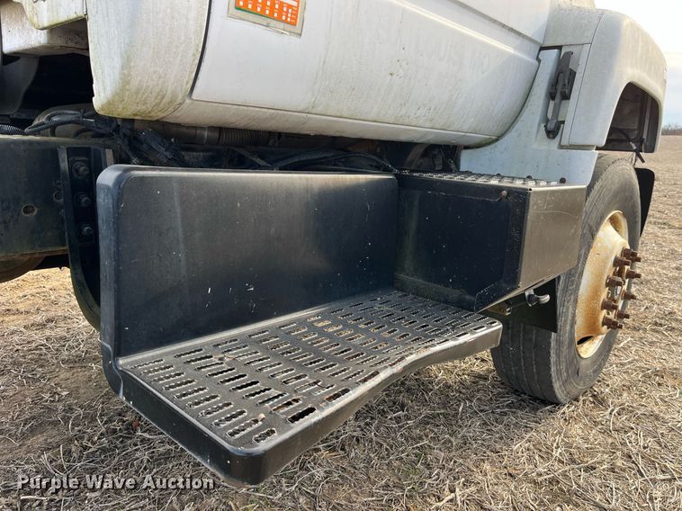 image for item LD9840 1999 Chevrolet C7500  truck cab and chassis