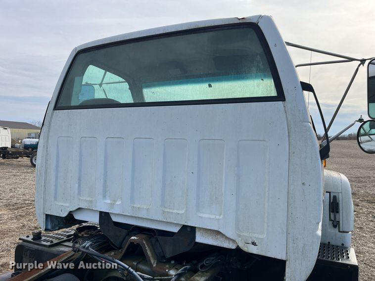 image for item LD9840 1999 Chevrolet C7500  truck cab and chassis