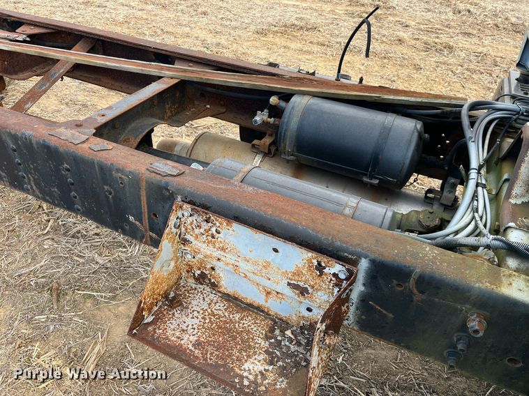 image for item LD9840 1999 Chevrolet C7500  truck cab and chassis