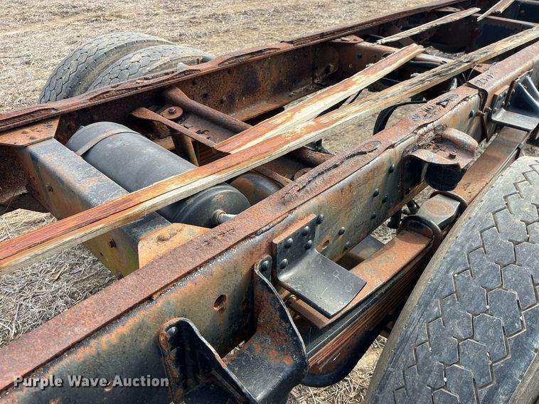 image for item LD9840 1999 Chevrolet C7500  truck cab and chassis