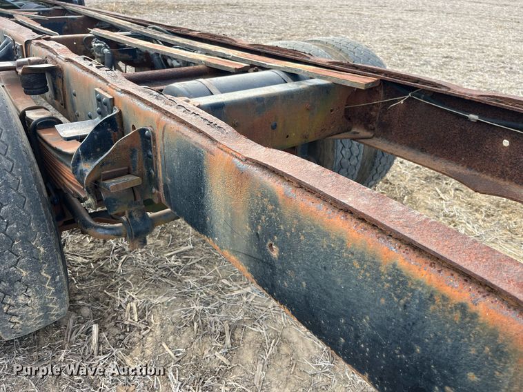 image for item LD9840 1999 Chevrolet C7500  truck cab and chassis