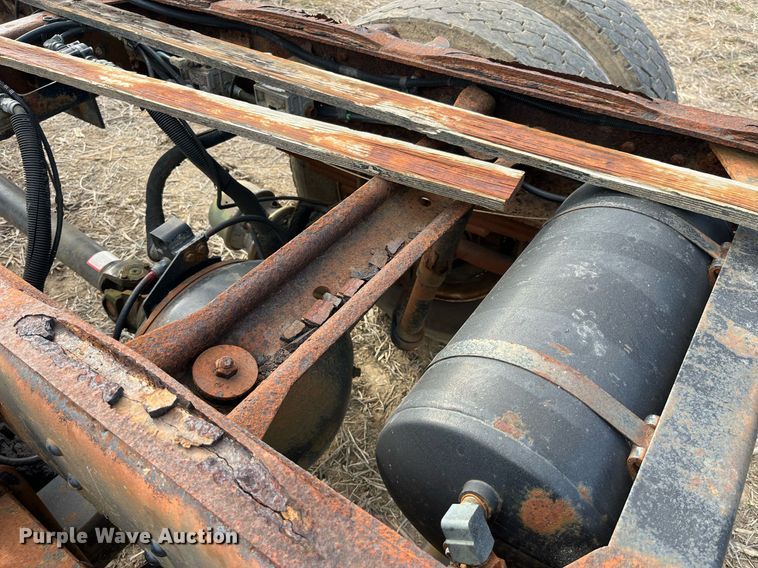 image for item LD9840 1999 Chevrolet C7500  truck cab and chassis