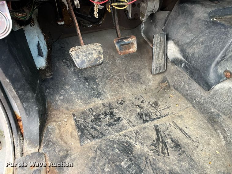 image for item LD9840 1999 Chevrolet C7500  truck cab and chassis