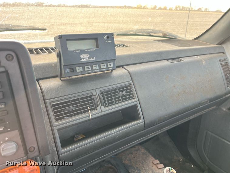 image for item LD9840 1999 Chevrolet C7500  truck cab and chassis