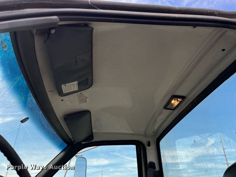 image for item LD9840 1999 Chevrolet C7500  truck cab and chassis