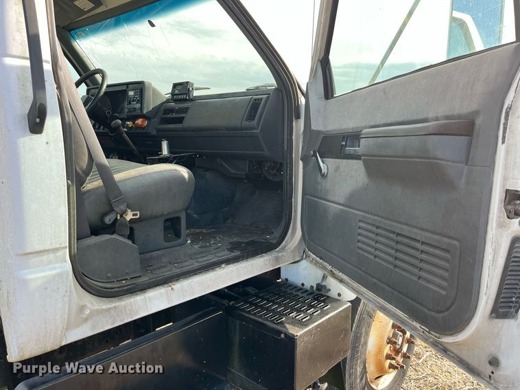 image for item LD9840 1999 Chevrolet C7500  truck cab and chassis