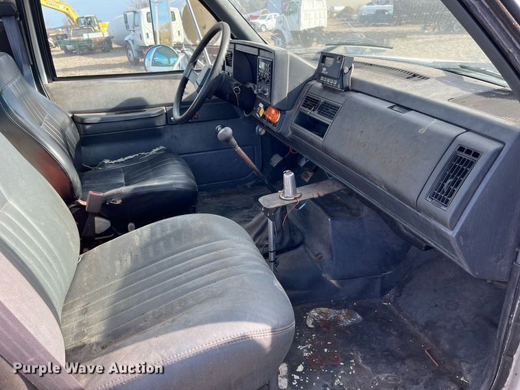 image for item LD9840 1999 Chevrolet C7500  truck cab and chassis