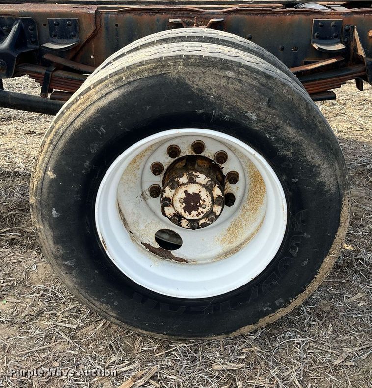 image for item LD9840 1999 Chevrolet C7500  truck cab and chassis