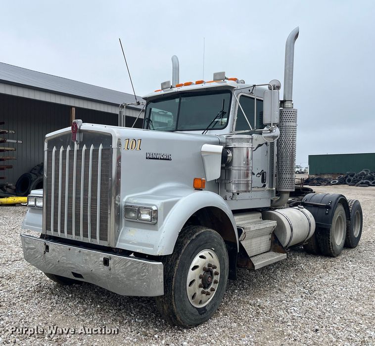 image for item LD9904 2004 Kenworth W900  semi truck
