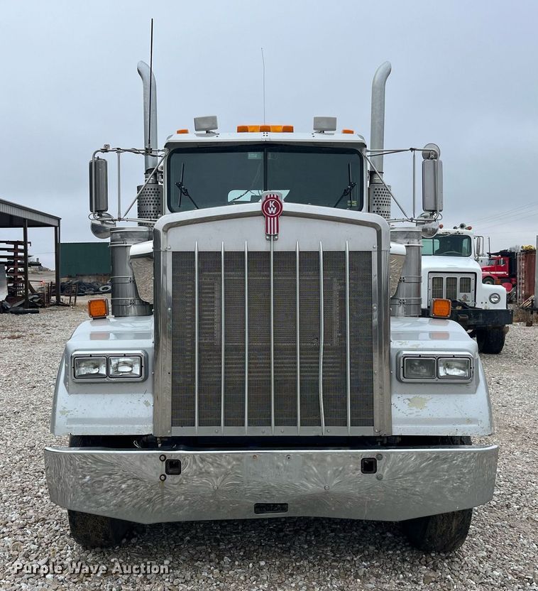 image for item LD9904 2004 Kenworth W900  semi truck