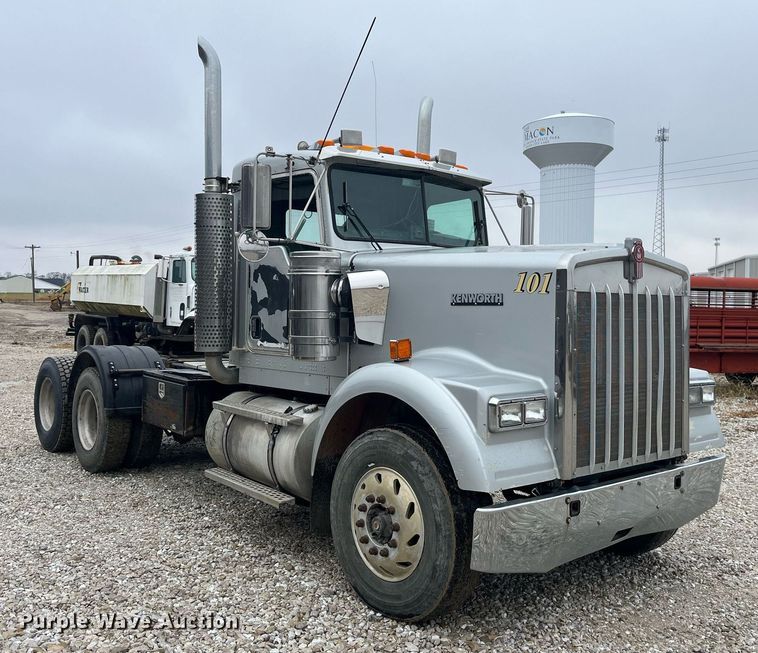 image for item LD9904 2004 Kenworth W900  semi truck