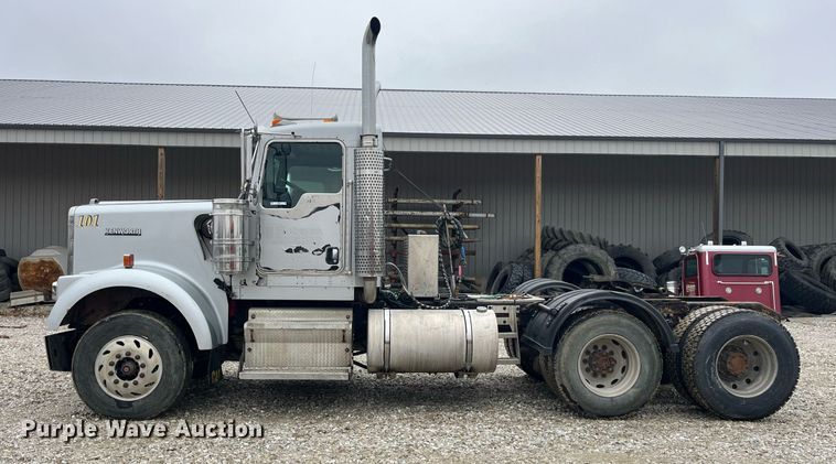 image for item LD9904 2004 Kenworth W900  semi truck