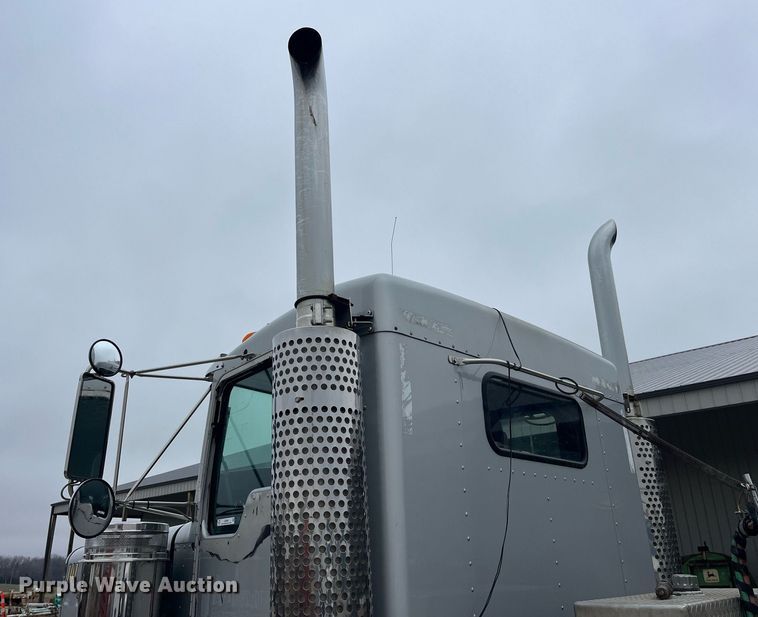 image for item LD9904 2004 Kenworth W900  semi truck