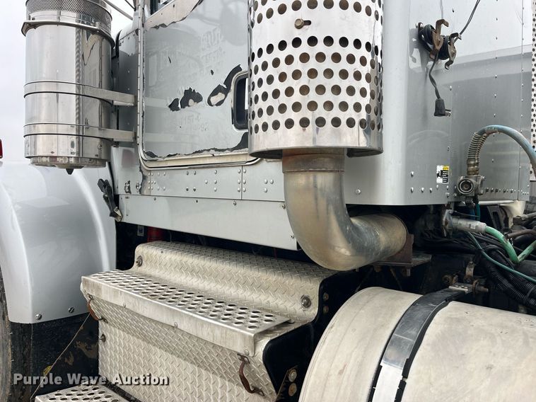 image for item LD9904 2004 Kenworth W900  semi truck