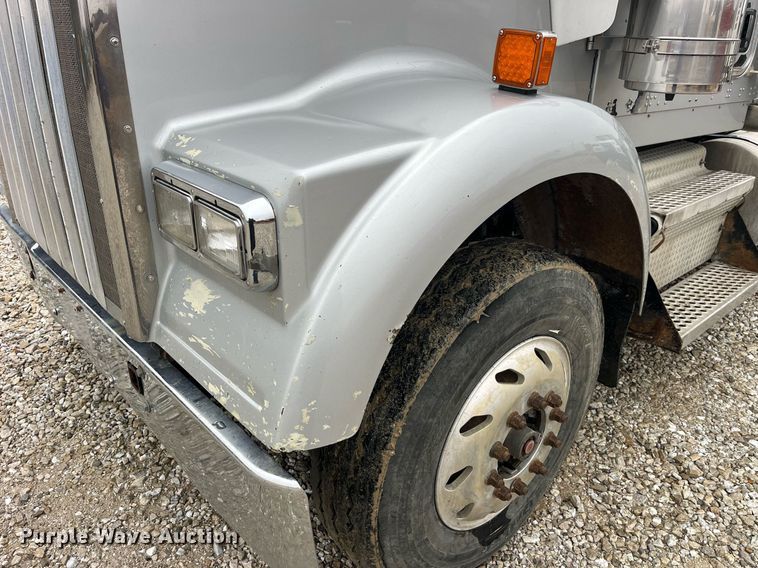 image for item LD9904 2004 Kenworth W900  semi truck