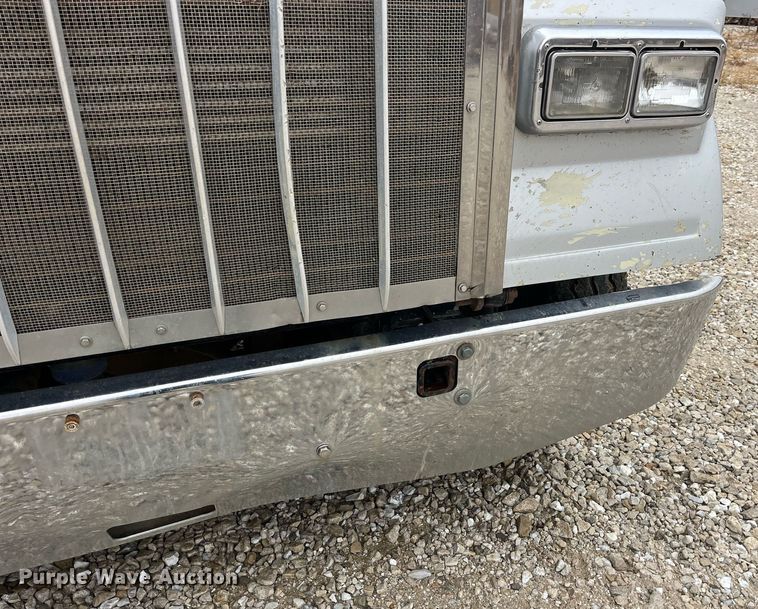 image for item LD9904 2004 Kenworth W900  semi truck