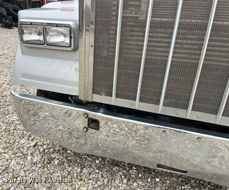 image for item LD9904 2004 Kenworth W900  semi truck