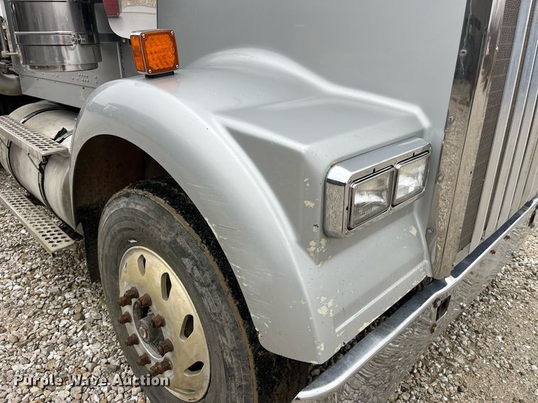 image for item LD9904 2004 Kenworth W900  semi truck