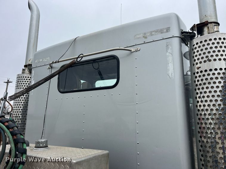 image for item LD9904 2004 Kenworth W900  semi truck