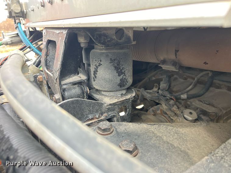 image for item LD9904 2004 Kenworth W900  semi truck