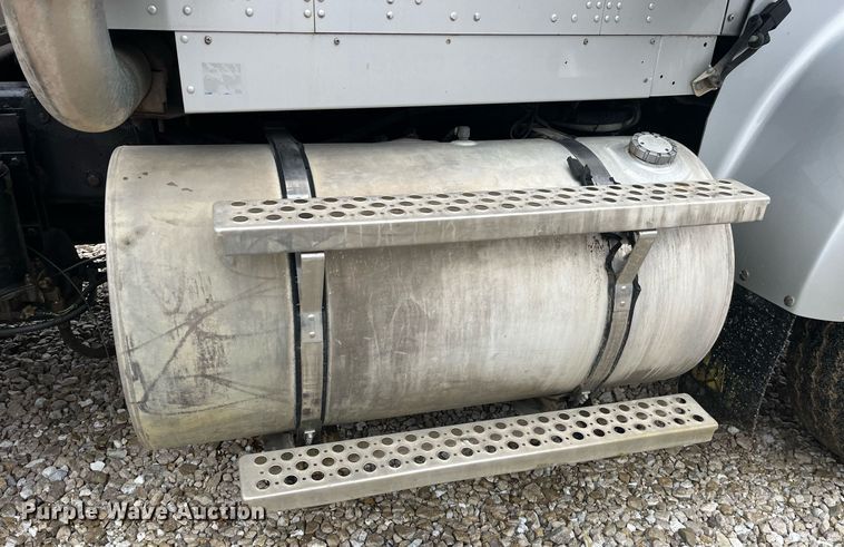 image for item LD9904 2004 Kenworth W900  semi truck