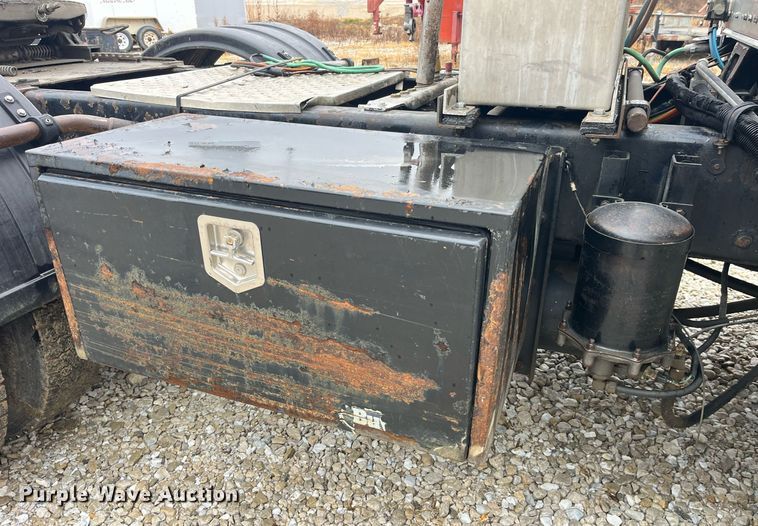 image for item LD9904 2004 Kenworth W900  semi truck