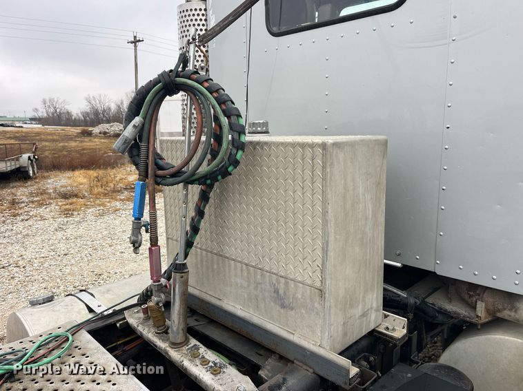 image for item LD9904 2004 Kenworth W900  semi truck