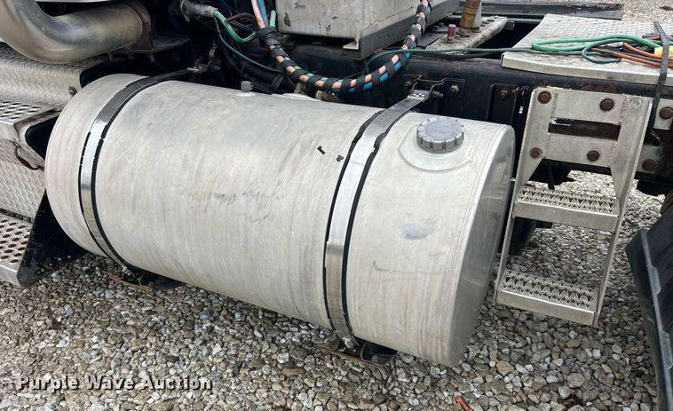 image for item LD9904 2004 Kenworth W900  semi truck