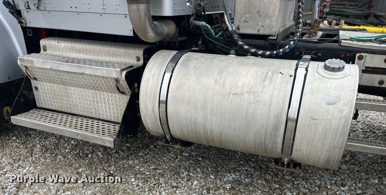 image for item LD9904 2004 Kenworth W900  semi truck