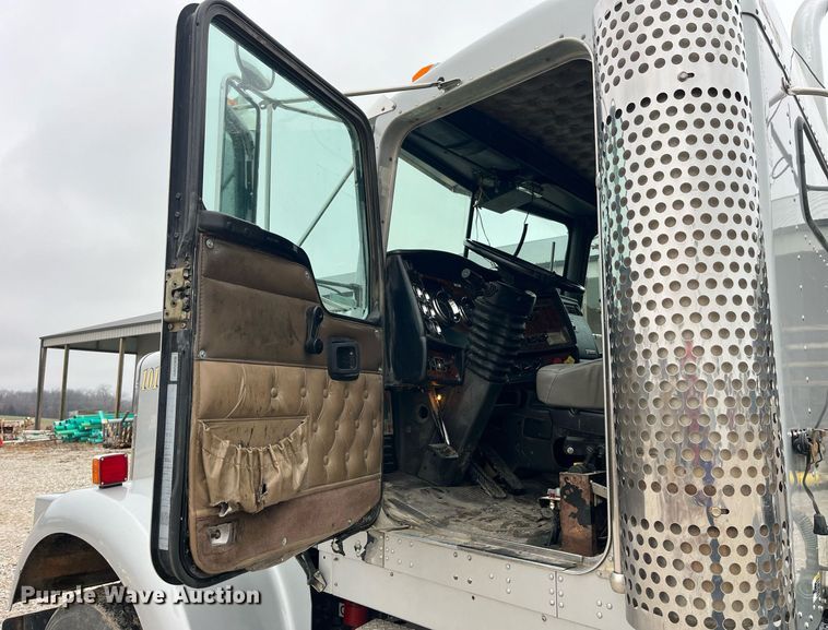 image for item LD9904 2004 Kenworth W900  semi truck