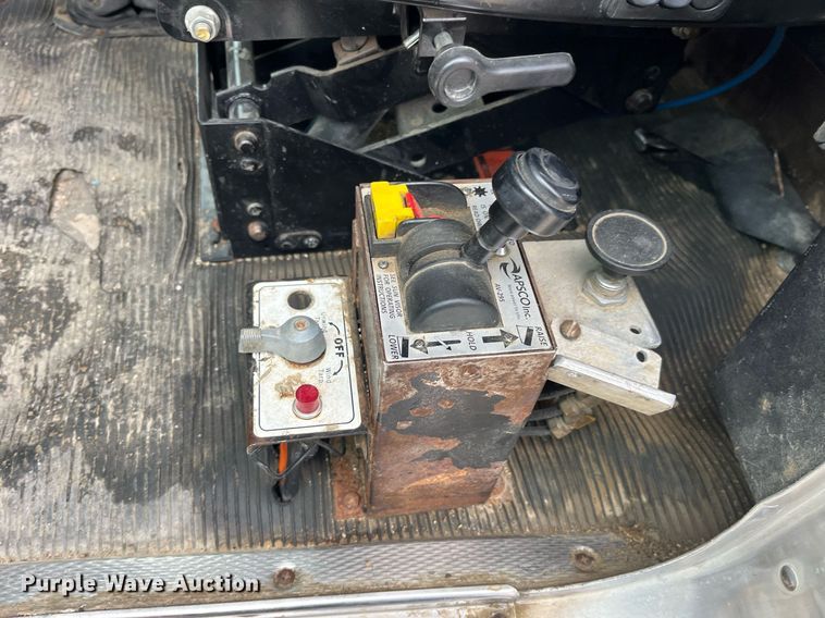 image for item LD9904 2004 Kenworth W900  semi truck