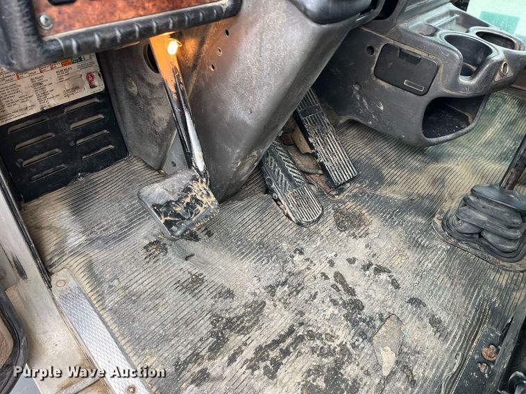 image for item LD9904 2004 Kenworth W900  semi truck