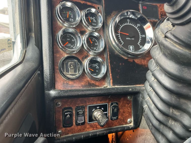 image for item LD9904 2004 Kenworth W900  semi truck