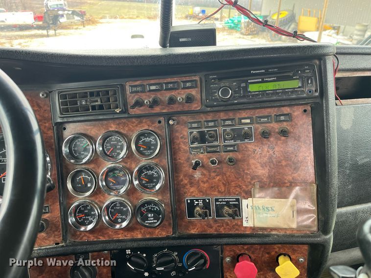 image for item LD9904 2004 Kenworth W900  semi truck