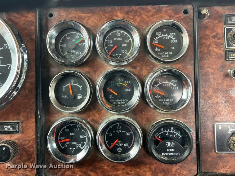 image for item LD9904 2004 Kenworth W900  semi truck