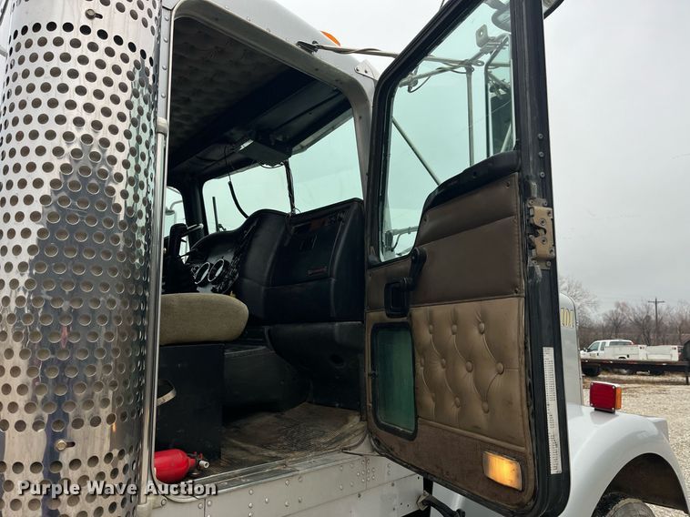 image for item LD9904 2004 Kenworth W900  semi truck