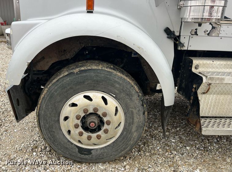 image for item LD9904 2004 Kenworth W900  semi truck