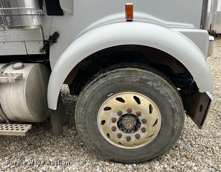 image for item LD9904 2004 Kenworth W900  semi truck