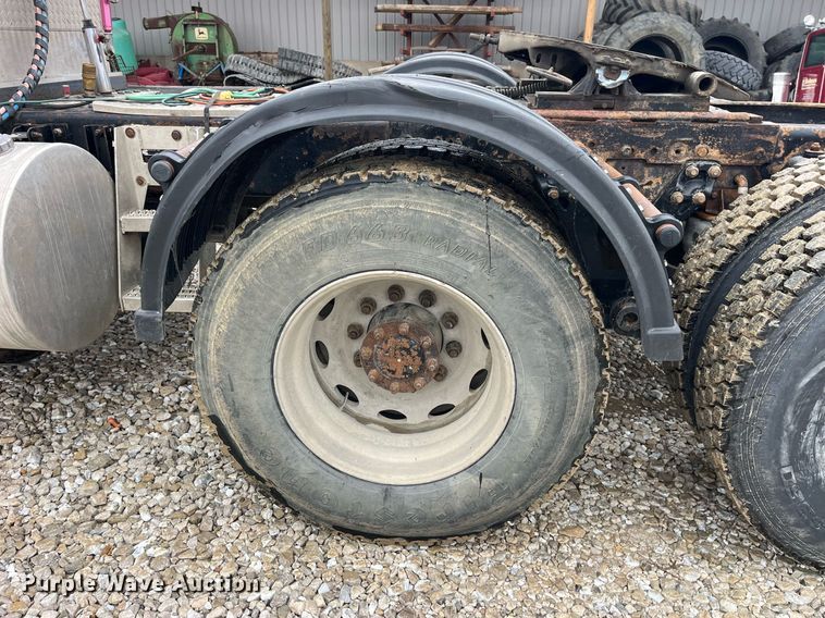 image for item LD9904 2004 Kenworth W900  semi truck