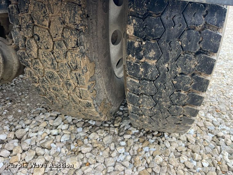 image for item LD9904 2004 Kenworth W900  semi truck