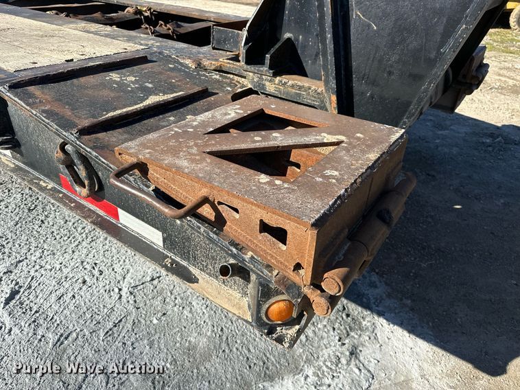 image for item LK9647 2013 Fontaine Magnitude 55H26 lowboy equipment trailer